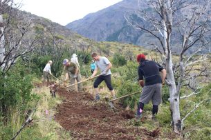 7.Tourism guides volunteering for trail work.Credit Javiera de la Fuente